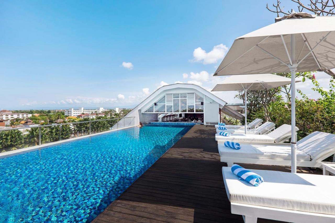 ジャンブルウック オセアノ スミニャック ホテル エクステリア 写真 Rooftop pool at the hotel