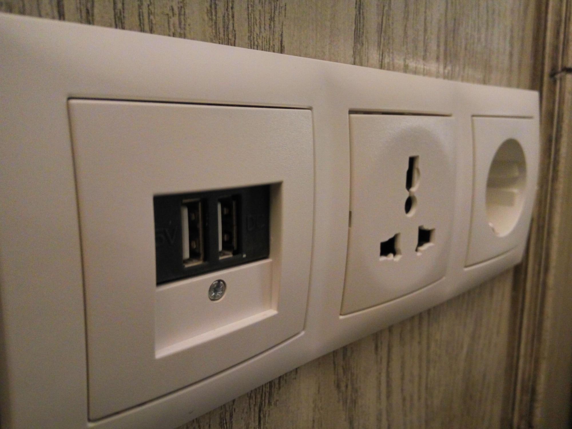 ジャンブルウック オセアノ スミニャック ホテル エクステリア 写真 A power strip with a USB charger