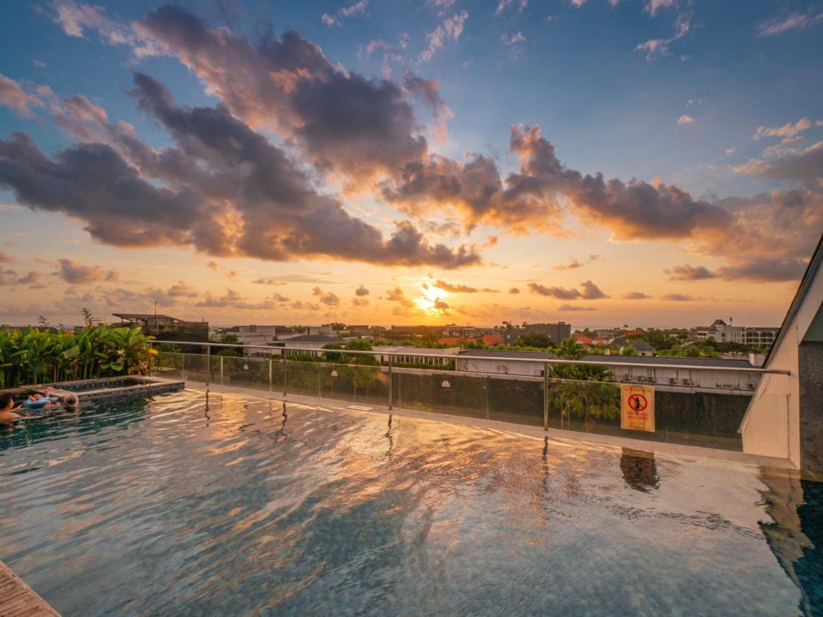 ジャンブルウック オセアノ スミニャック ホテル エクステリア 写真 Sunset at the rooftop pool