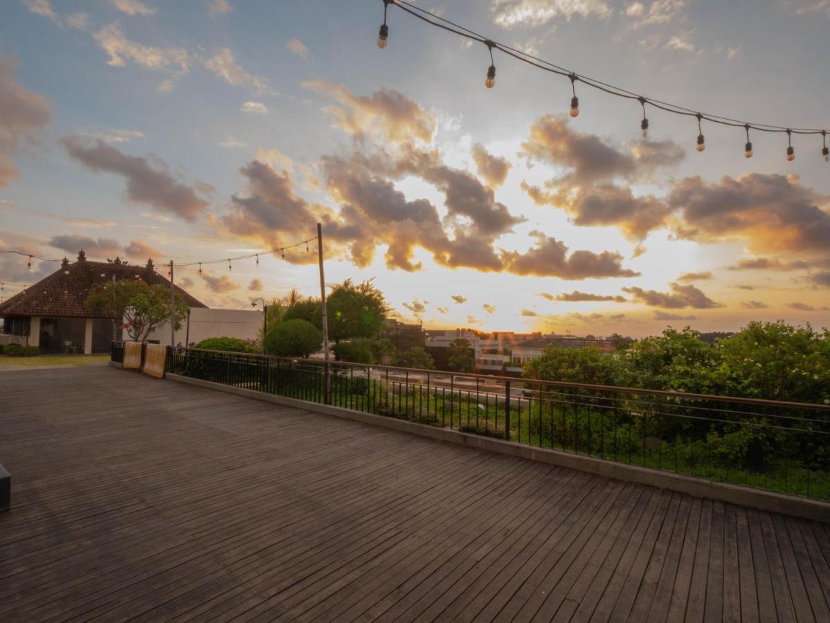 ジャンブルウック オセアノ スミニャック ホテル エクステリア 写真 The boardwalk at the top of the tower