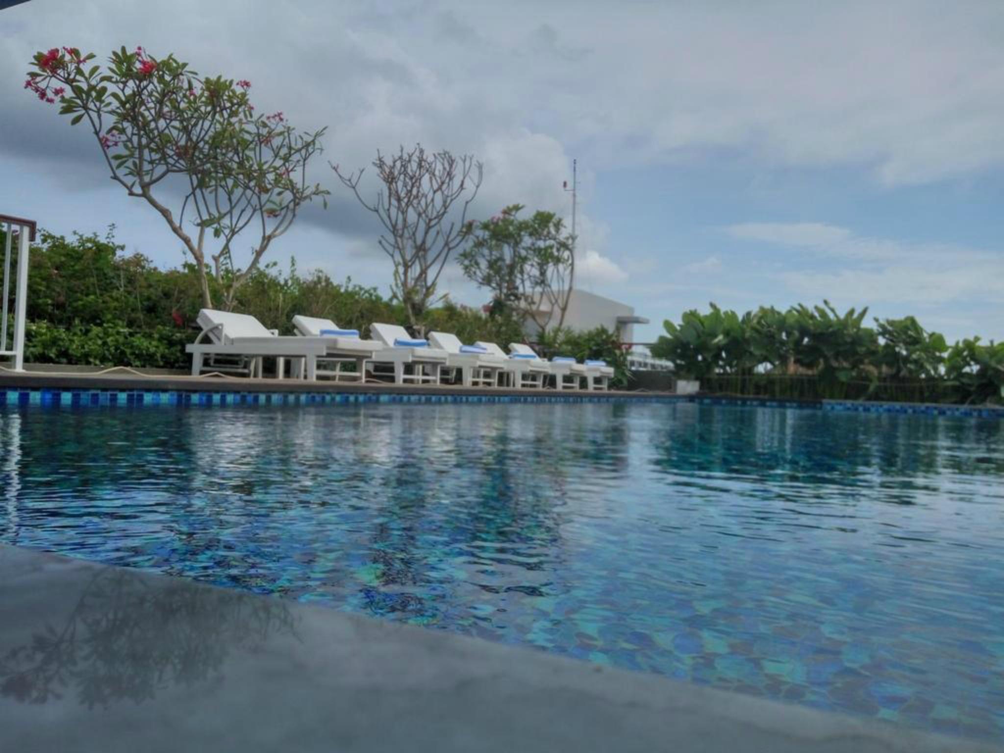 ジャンブルウック オセアノ スミニャック ホテル エクステリア 写真 The swimming pool at the resort