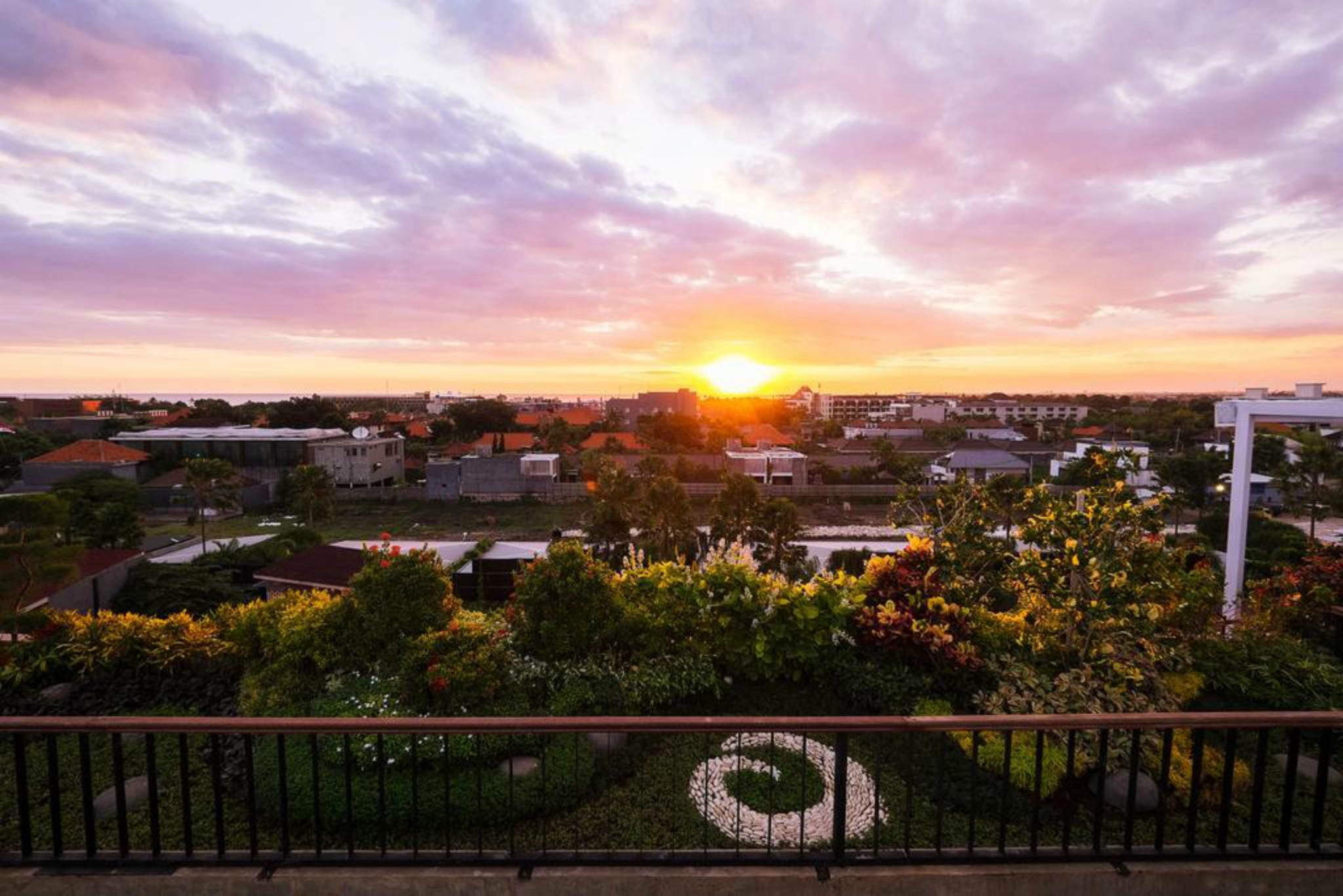 ジャンブルウック オセアノ スミニャック ホテル エクステリア 写真 Sunset over the city