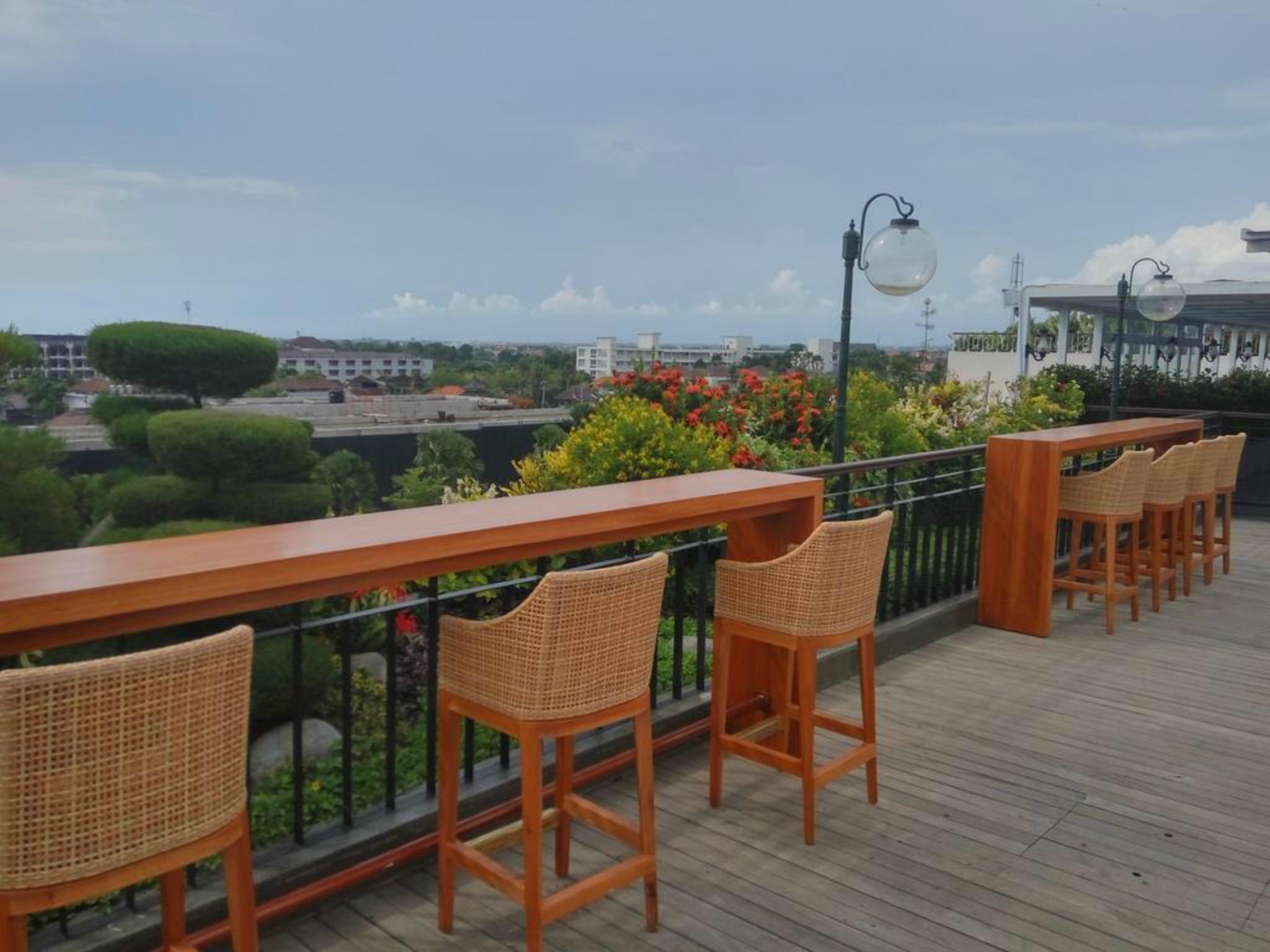ジャンブルウック オセアノ スミニャック ホテル エクステリア 写真 The bar at the rooftop of the hotel