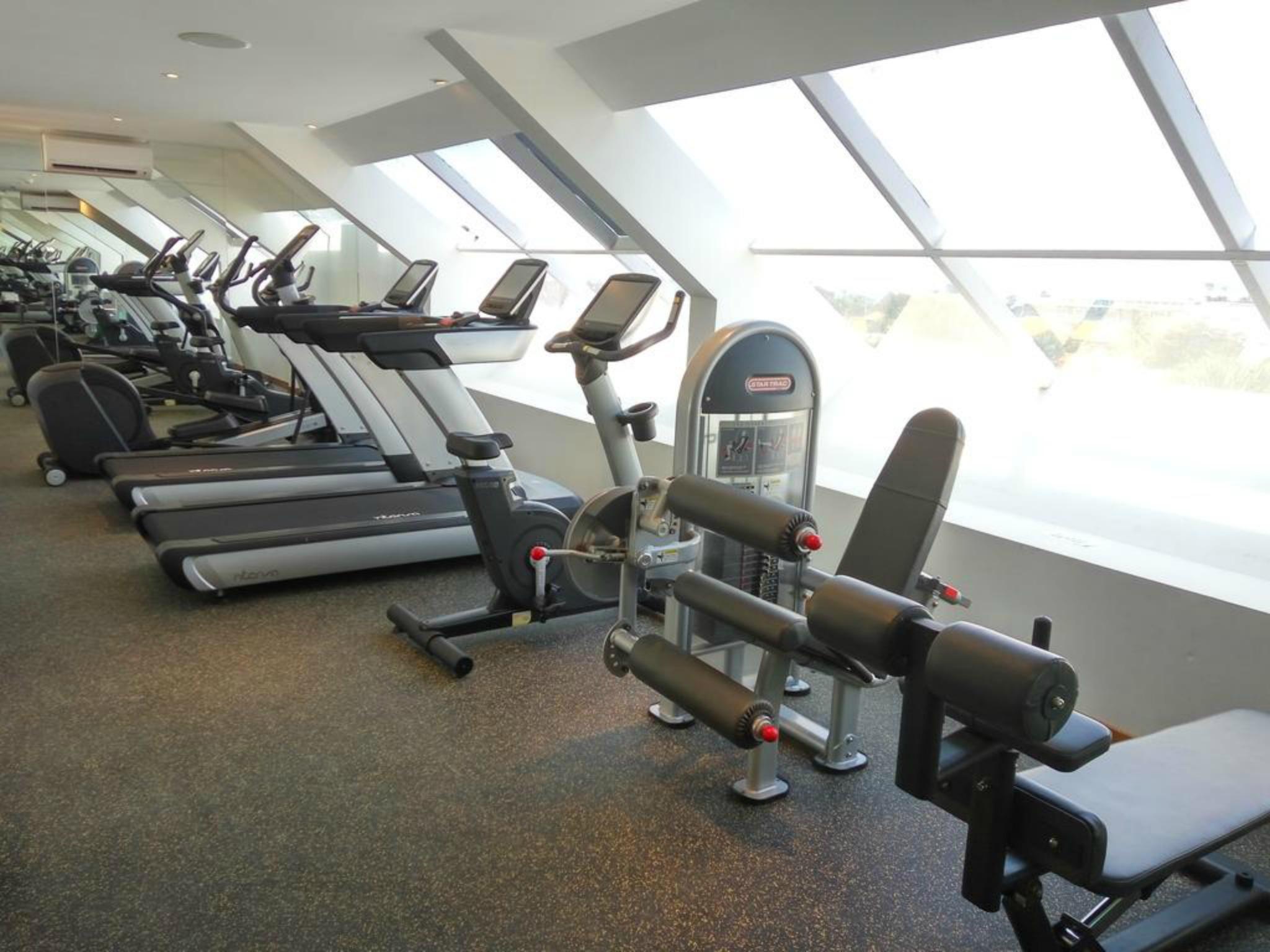 ジャンブルウック オセアノ スミニャック ホテル エクステリア 写真 A gym at a hotel
