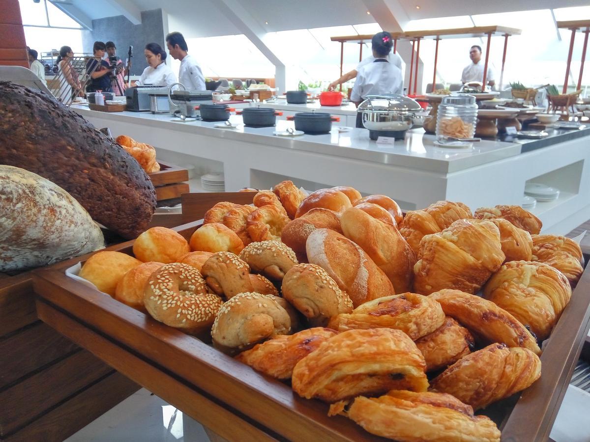 ジャンブルウック オセアノ スミニャック ホテル エクステリア 写真 Breads at a buffet