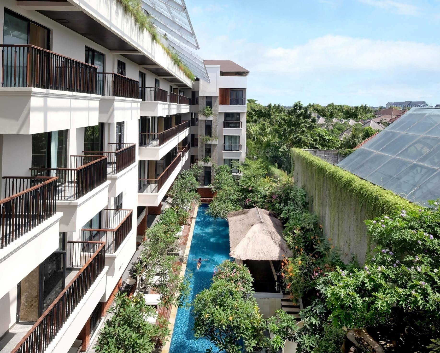 ジャンブルウック オセアノ スミニャック ホテル エクステリア 写真 The hotel's pool